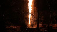 Sumur minyak tradisional itu mulai terbakar pada Jumat (11/3) sekitar pukul 22.00 WIB.