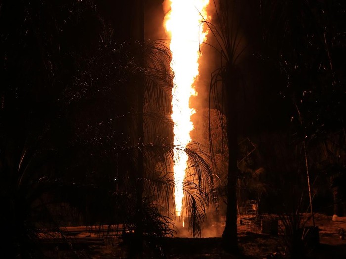 Foto udara kobaran api dari sumur minyak ilegal di kawasan pemukiman penduduk Desa Mata Ie, Kecamatan Ranto Peureulak, Aceh Timur, Sabtu (12/3/2022). Kebakaran di salah satu sumur minyak ilegal pada Jumat (11/3/2022) sekitar pukul 23.30 WIB tersebut mengakibatkan tiga warga mengalami luka bakar serius. ANTARA FOTO/Syifa Yulinnas/rwa.