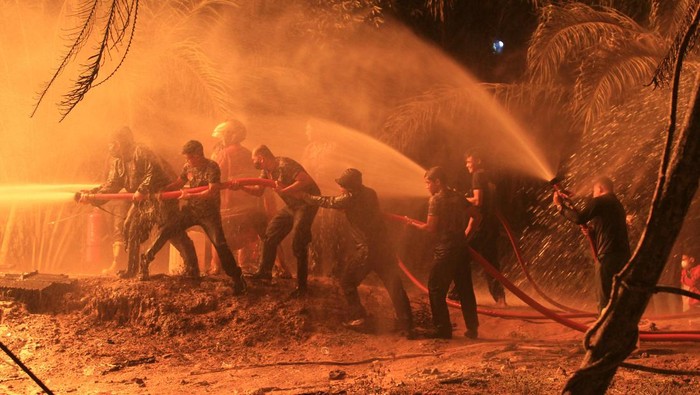 Foto udara kobaran api dari sumur minyak ilegal di kawasan pemukiman penduduk Desa Mata Ie, Kecamatan Ranto Peureulak, Aceh Timur, Sabtu (12/3/2022). Kebakaran di salah satu sumur minyak ilegal pada Jumat (11/3/2022) sekitar pukul 23.30 WIB tersebut mengakibatkan tiga warga mengalami luka bakar serius. ANTARA FOTO/Syifa Yulinnas/rwa.