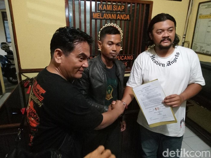Kedua pengendara moge islah dengan keluarga bocah kembar yang tewas tertabrak moge (tengah)
