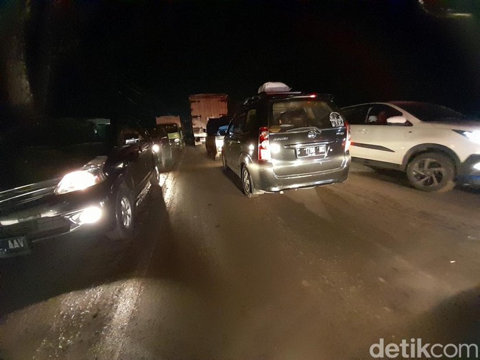 Kemacetan kendaraan di ruas jalan Sumedang - Cirebon akibat adanya jalan amblas masih terjadi hingga Sabtu (12/3/2022) dini hari sekitar pukul 02.00 WIB. Antrean semakin parah dengan banyaknya kendaraan yang memaksakan dengan menyerobot jalur kanan.