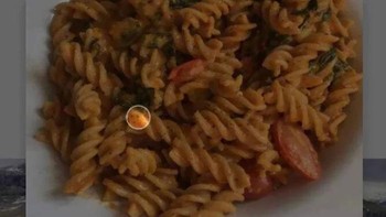 Makaroni dipindai sebagai muka orang. Foto: Reddit via Boredpanda