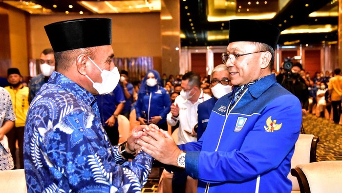Ketua Umum PAN Zulkifli Hasan dan Edy Rahmayadi saat acara pelantikan PAN Sumut