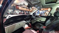 KIA mengklaim, Carens punya wheelbase terpanjang di kelasnya sehingga menyajikan kenyamanan dan keleluasaan kabin dengan tiga baris tempat duduk untuk tujuh orang penumpang. Uniknya, bangku baris kedua dapat dilipat mudah secara elektrik hanya dengan satu sentuhan. (Rangga Rahadiansyah/detikOto)