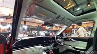 Di dalam kabin, Kia Carens menghadirkan suasana rileks. Kabin Carens juga mengedepankan kepraktisan dengan berbagai lokasi penyimpanan untuk berbagai kebutuhan keluarga. Fitur ruang penyimpanan yang bermanfaat dihadirkan oleh adanya laci di bagian bawah bangku penumpang depan, cup holder dengan pendingin di console tengah untuk penumpang depan dan baris kedua. (Rangga Rahadiansyah/detikOto)