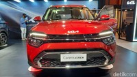 KIA Carens menghadirkan tampilan yang lebih segar untuk kelas MPV. Mobil ini memiliki beberapa sentuhan aksen sporty seperti sebuah SUV. Ciri khas Tiger Nose Kia masih terlihat di bagian depan Kia Carens. (Rangga Rahadiansyah/detikOto)