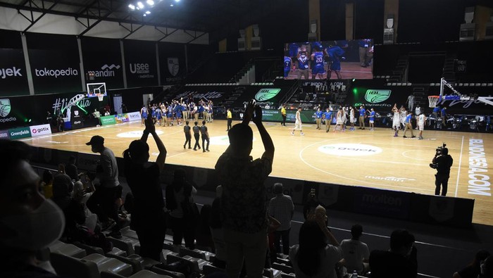 Kini Pertandingan IBL Sudah Boleh Dihadiri Penonton Penonton menyaksikan pertandingan basket antara Pelita Jaya Bakrie Jakarta melawan Satya Wacana Salatiga dalam laga lanjutan Indonesian Basketball League (IBL) 2022 di Hall Basket Kompleks Gelora Bung Karno (GBK), Senayan, Jakarta, Sabtu (12/3/2022). Indonesian Basket League (IBL) kembali menerima kehadiran penonton untuk menyaksikan pertandingan secara langsung seiring dengan pelonggaran PPKM yang diberlakukan pemerintah dengan menerapkan pembatasan kapasitas penonton serta protokol kesehatan yang ketat. ANTARA FOTO/Indrianto Eko Suwarso/rwa.