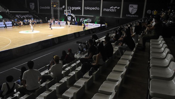 Kini Pertandingan IBL Sudah Boleh Dihadiri Penonton Penonton menyaksikan pertandingan basket antara Pelita Jaya Bakrie Jakarta melawan Satya Wacana Salatiga dalam laga lanjutan Indonesian Basketball League (IBL) 2022 di Hall Basket Kompleks Gelora Bung Karno (GBK), Senayan, Jakarta, Sabtu (12/3/2022). Indonesian Basket League (IBL) kembali menerima kehadiran penonton untuk menyaksikan pertandingan secara langsung seiring dengan pelonggaran PPKM yang diberlakukan pemerintah dengan menerapkan pembatasan kapasitas penonton serta protokol kesehatan yang ketat. ANTARA FOTO/Indrianto Eko Suwarso/rwa.