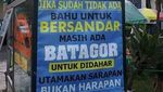 Kreatif dan Menghibur! 10 Spanduk Makanan Unik Ini Berhasil Bikin Orang Tertawa