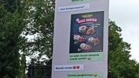 Waroeng Steak terkenal menyajikan steak ala warung tang murah meriah dan enak. Untuk menario pengunjung, mereka pasang iklan berupan billboard berisi percakapan suami istri yang kreatif. Foto: Twitter/Site