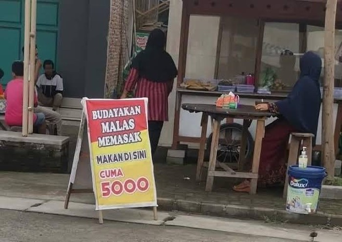 Kreatif dan Menghibur! 10 Spanduk Makanan Unik Ini Berhasil Bikin Orang Tertawa Kreatif dan Menghibur! 10 Spanduk Makanan Unik Ini Berhasil Bikin Orang Tertawa