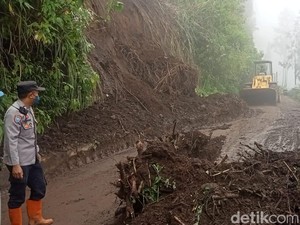 Tebing di Jalur Wisata Bromo Longsor, Akses Sempat Tertutup Total