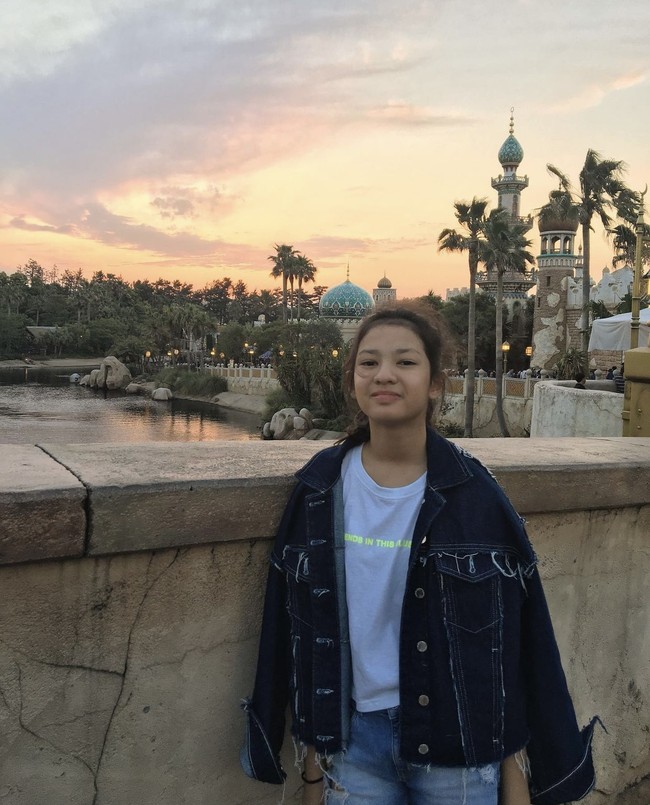 Cornelia Agatha pun mengutarakan rasa bangganya pada Makayla lewat akun Instagram. “Unique, multitalented, a good problem solver, and brave girl! Proud of u baby luv…..” tulisnya sebagai caption. Foto: dok. Instagram @fabuloustwins