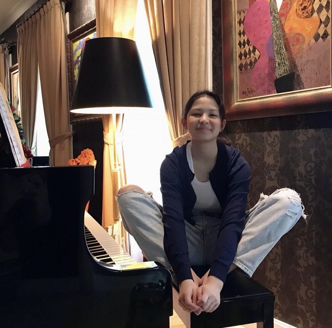 Dalam unggahan Cornelia Agatha, terungkap bahwa Makayla multitalenta. Dia mahir bermain piano dan punya kemampuan bela diri setelah ikut kelas thai boxing. Foto: dok. Instagram @perempuanpanggung