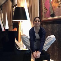 Dalam unggahan Cornelia Agatha, terungkap bahwa Makayla multitalenta. Dia mahir bermain piano dan punya kemampuan bela diri setelah ikut kelas thai boxing. Foto: dok. Instagram @perempuanpanggung