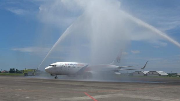 Maskapai Malaysia Airlines melakukan penerbangan langsung (direct flight) perdana dari Kuala Lumpur ke Bali di tengah pandemi COVID-19.