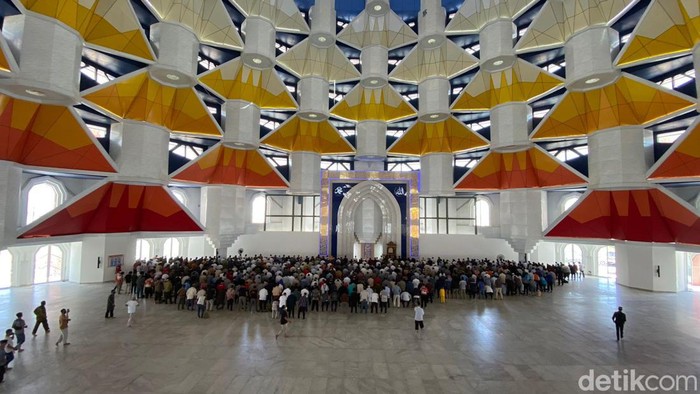 Masjid 99 Kubah digunakan perdana yang ditandai dengan salat Zuhur perdana.