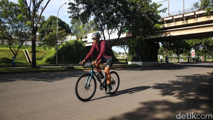 Warga memanfaatkan akhir pekan dengan berolahraga di kawasan Bintaro, Tangerang Selatan, Sabtu (12/3/2022). Mereka berolahraga untuk meningkatkan imunitas tubuh.
