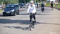 Sebagian warga memilih bersepeda santai di kawasan tersebut.