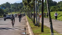 Tidak hanya bersepeda, ada juga yang melakukan jalan santai di kawasan tersebut.