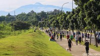 Suasana yang asri membuat warga betah berolahraga di kawasan ini.