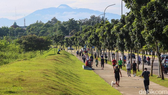 Warga memanfaatkan akhir pekan dengan berolahraga di kawasan Bintaro, Tangerang Selatan, Sabtu (12/3/2022). Mereka berolahraga untuk meningkatkan imunitas tubuh.