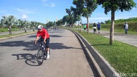 Sejumlah warga berolahraga di kawasan Bintaro, Tangerang Selatan.