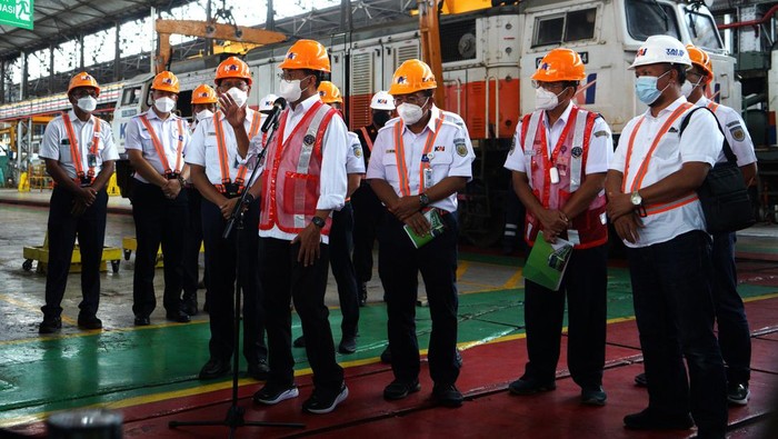 Menteri Perhubungan Budi Karya Sumadi (kiri) memberikan salam kepada pegawai KAI saat berkunjung di Balai Yasa Yogyakarta, Minggu (12/3/2022). Dalam kunjungan itu Menhub meninjau Balai Yasa Yogyakarta yang merupakan tempat untuk perawatan dan perbaikan lokomotif serta kereta rel diesel (KRD) yang beroperasi di Pulau Jawa. ANTARA FOTO/Andreas Fitri Atmoko/rwa.