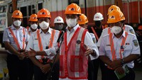 Menteri Perhubungan Budi Karya Sumadi memberikan pemaparan saat berkunjung di Balai Yasa Yogyakarta.