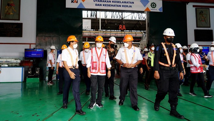 Menhub Budi Karya Kunjungi Balai Yasa Yogyakarta Menteri Perhubungan Budi Karya Sumadi (kiri) memberikan salam kepada pegawai KAI saat berkunjung di Balai Yasa Yogyakarta, Minggu (12/3/2022). Dalam kunjungan itu Menhub meninjau Balai Yasa Yogyakarta yang merupakan tempat untuk perawatan dan perbaikan lokomotif serta kereta rel diesel (KRD) yang beroperasi di Pulau Jawa. ANTARA FOTO/Andreas Fitri Atmoko/rwa.