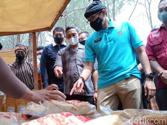 Menparekraf saat meninjau kerajinan tangan di Pacitan