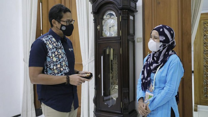 Menteri Pariwisata dan Ekonomi Kreatif Sandiaga Uno mendapatkan hadiah kalung dari pelaku UMKM. Kalung tersebut untuk sang istri.