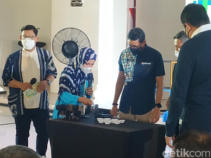 Menparekraf Sandiaga Uno saat menyimak cara membuat gelang di Pacitan