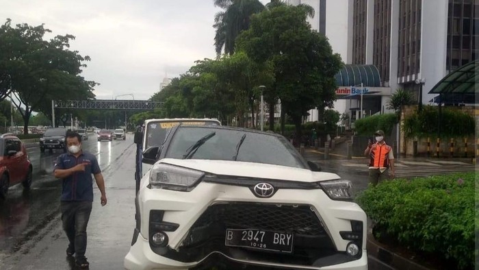 Mobil SUV tabrak beton pembatas jalur sepeda di Sudirman. dok istimewa/Instagram TMC Polda Metro Jaya