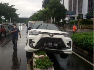 Mobil Tabrak Beton Pembatas Jalur Sepeda di Jakpus Berawal dari Gagal Nyalip