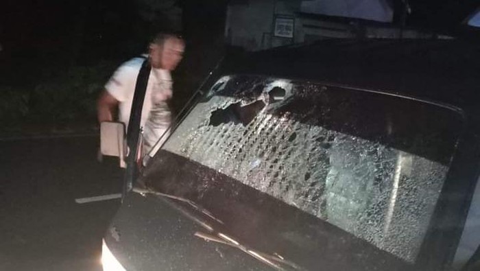 Mobil yang menjadi korban pelemparan batu di Klaten, Sabtu (12/3/2022).