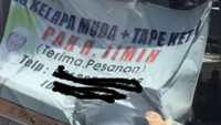 Tidak hanya satu kedai saja, Jimin BTS ternyata punya banyak cabang warung makan. Di cabangnya yang ini, Pak H. Jimin juga menyajikan tape ketan sebagai pelengkap es kelapa. Foto: Twitter