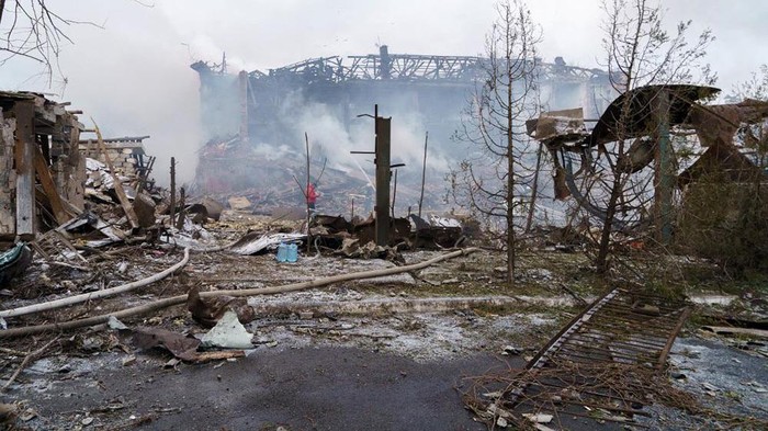 Invasi Rusia ke Ukraina terus berlanjut. Kali ini serangan rudal Rusia menghancurkan sebuah pabrik sepatu di Dnipro.