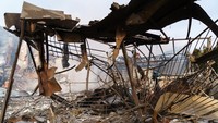 Penduduk yang tinggal di dekat pabrik sepatu tersebut mengatakan mereka mendengar ledakan pertama tepat sebelum pukul 06.00 (04.00 GMT) dan yang kedua pada pukul 6.10 pagi waktu setempat. Serangan ketiga disebut terdengar lebih jauh. 