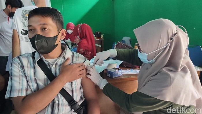 Para guru di Kabupaten Ciamis mulai menjalani vaksinasi dosis tiga atau booster.