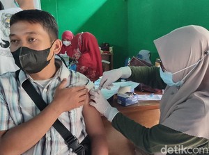 Guru SD-SMP di Ciamis Dapat Vaksinasi Booster
