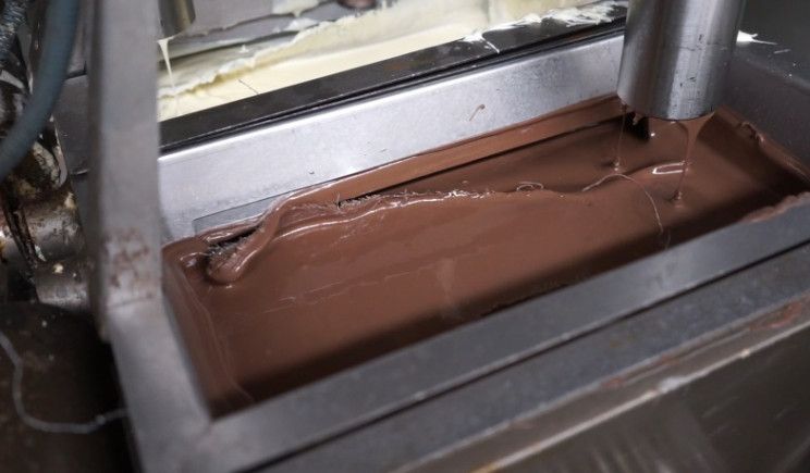 Pembuatan cokelat di pabrik