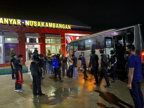Pemindahan 11 napi bandar narkoba dari Lapas Kedungpane ke Nusakambangan, Jumat (11/3) malam.