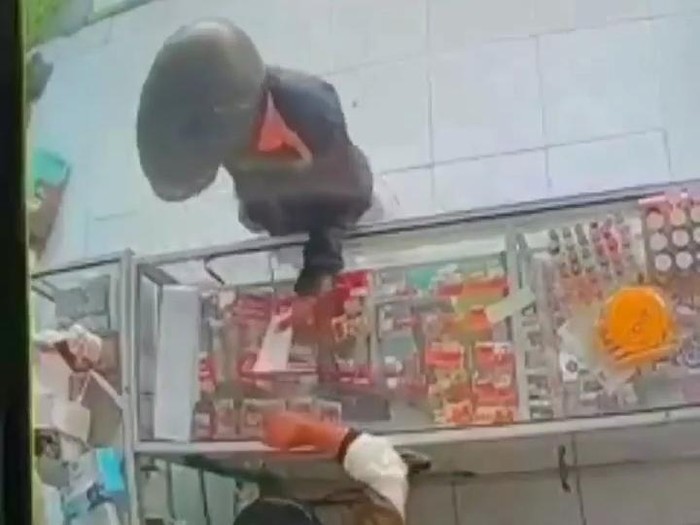 pencurian di konter di pasuruan