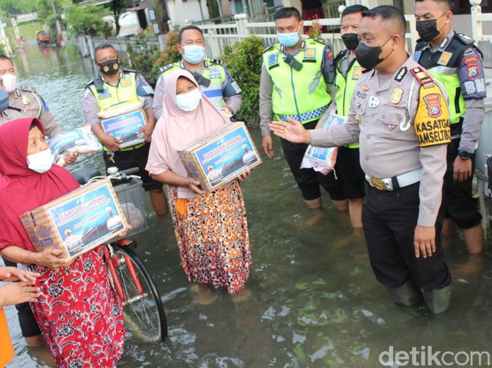 Penyerahan bantuan bahan makanan kepada korban banjir di Jombang
