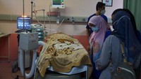 Warga menjenguk keluarganya yang menjalani perawatan intensif di Rumah Sakit Umum Zainal Abidin, Banda Aceh, Aceh.