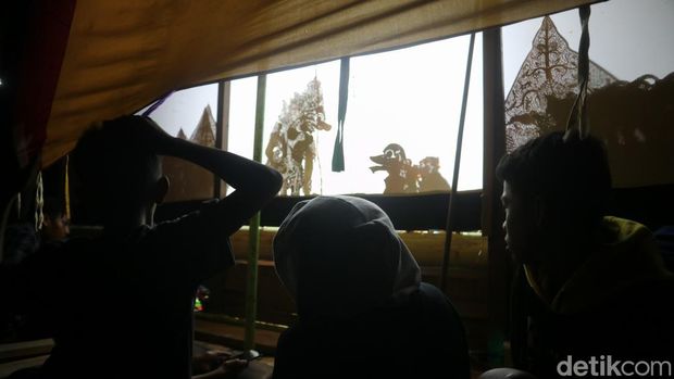 Pertunjukan wayang kulit di Desa Parang, Kecamatan Karimunjawa, Jepara, Jumat (11/3/2022).