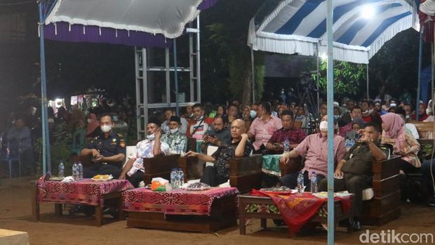 Pertunjukan wayang kulit di Desa Parang, Kecamatan Karimunjawa, Jepara, Jumat (11/3/2022).