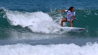 Peselancar Legian Boardriders Club Kadek Diah Rahayu Dewi berusaha menaklukkan ombak di Pantai Kuta, Badung, Bali. Kadek Diah Rahayu Dewi juga lolos ke babak semifinal Womens Open Liga Surfing Indonesia.
