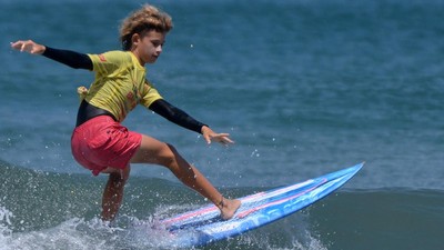 Aksi-aksi Peselancar di Womens Open Liga Surfing Indonesia